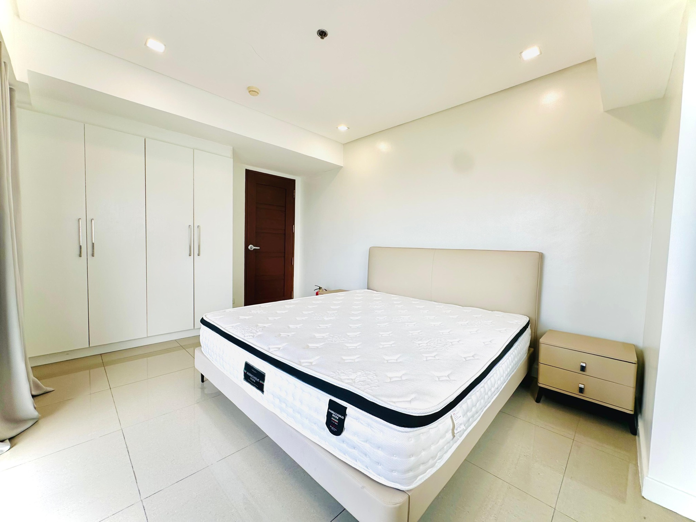 Featured Image of Building, Room, Condo, Dorm at 1 BR Unit For Rent in Parañaque w Okada View - Sapphire Seaview Park
